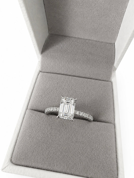 CUORE DI GHIACCIO BAGUETTE EMERALD RING – 3EX DVVS1 MOISSANITE, 925 SILVER & 18K VERMEIL