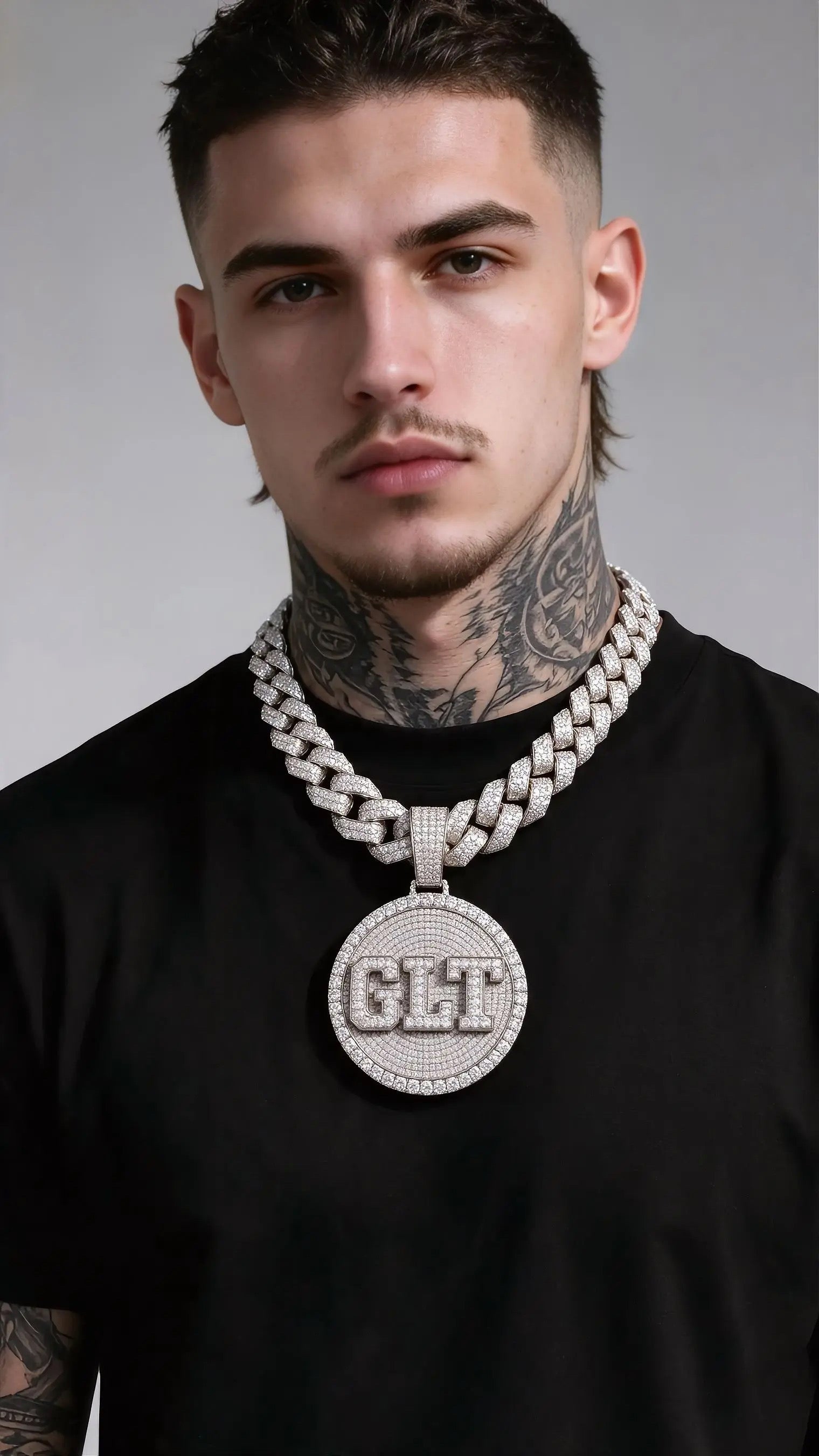GELATI Custom Pavé Medallion Pendant | VS+ High Carbon Diamonds | 18K Vermeil Gold Inlay