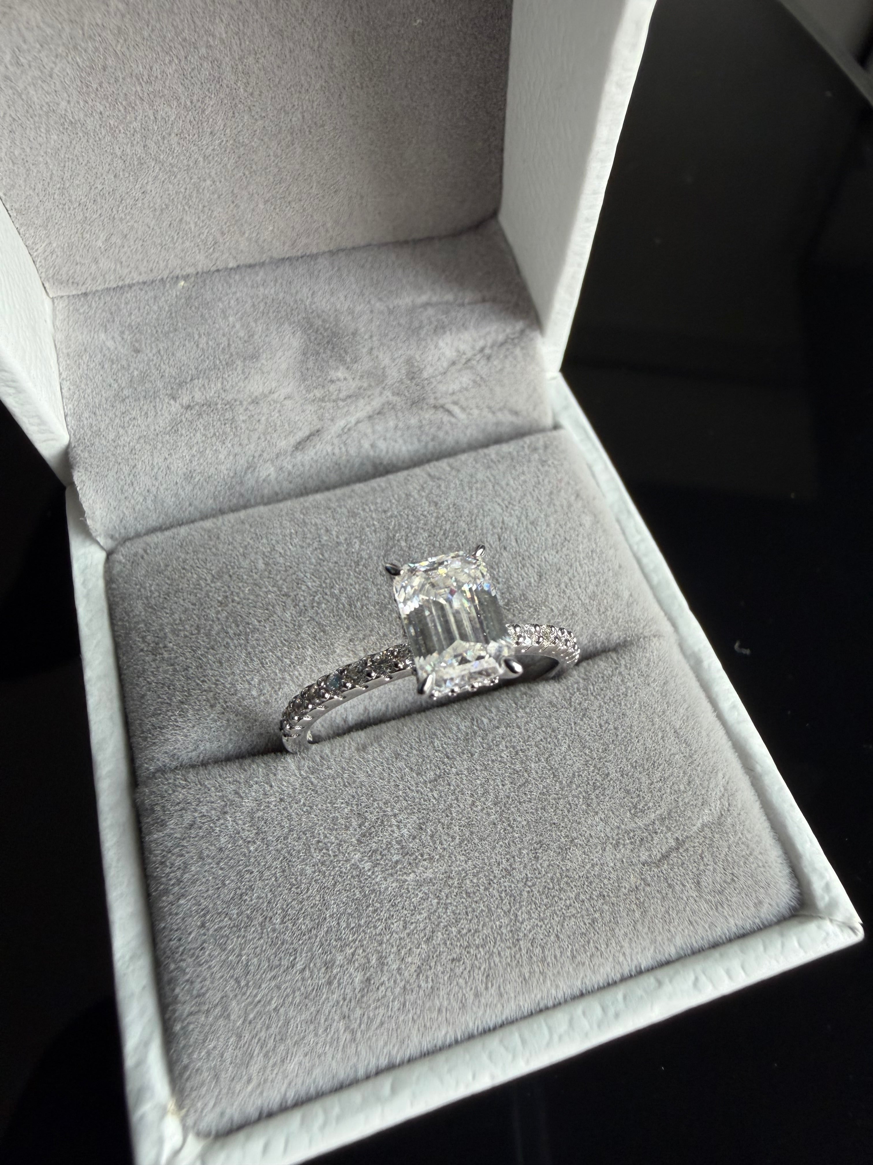 Cuore Di Ghiaccio Baguette  Emerald Ring – 3EX DVVS1 Moissanite, 925 Silver & 18K Vermeil