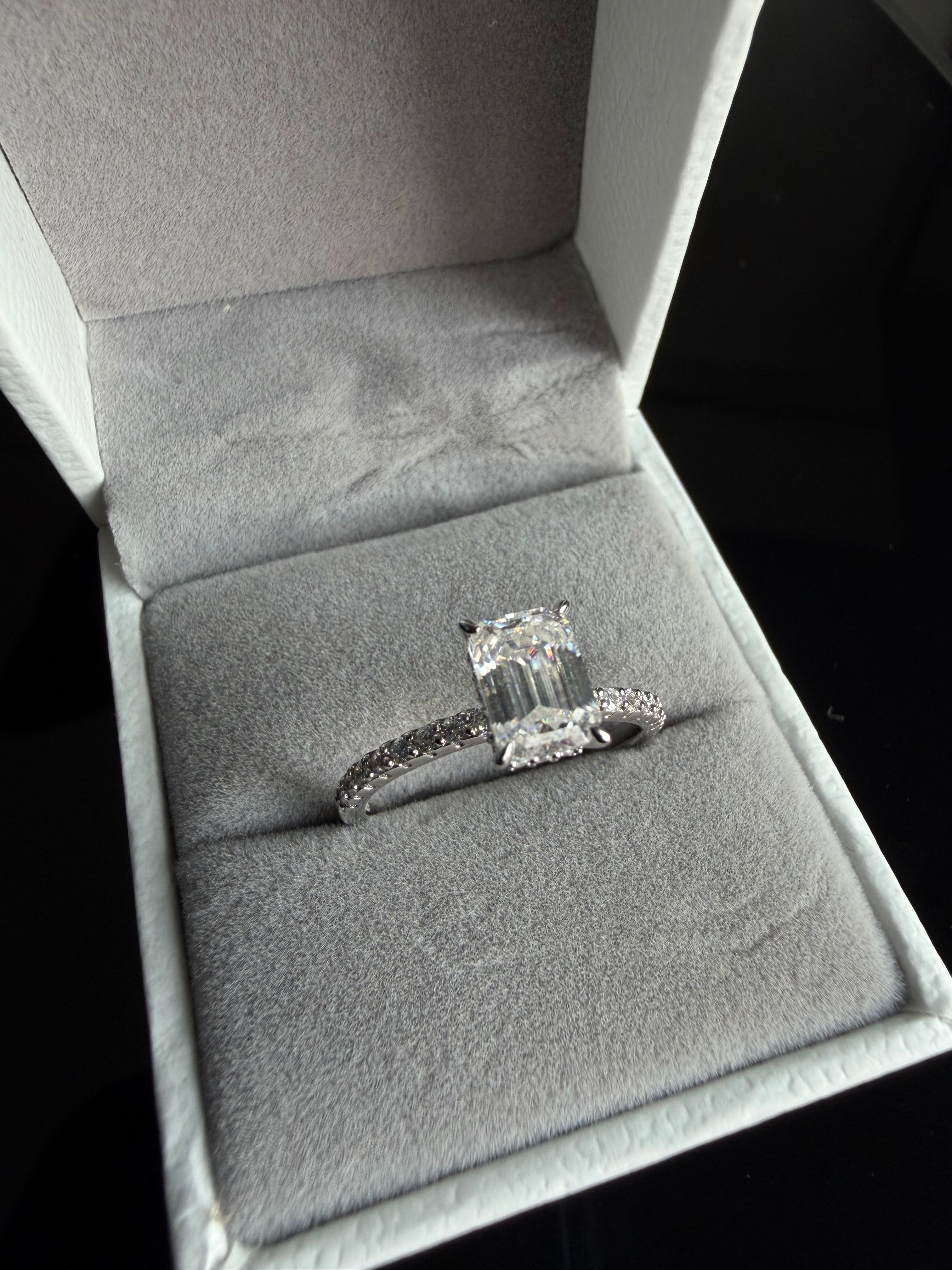 Cuore Di Ghiaccio Baguette  Emerald Ring – 3EX DVVS1 Moissanite, 925 Silver & 18K Vermeil