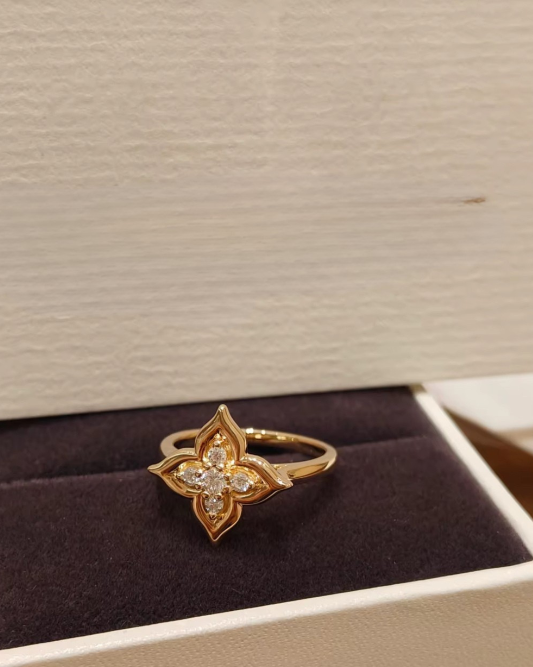 Gelati's Lucky Four Leaf Clover 1,5 CT Infinity VVS1 Moissanite Diamond Prongue Ring in Sterling 925 Silver & 18k Vermeil Gold Inserts