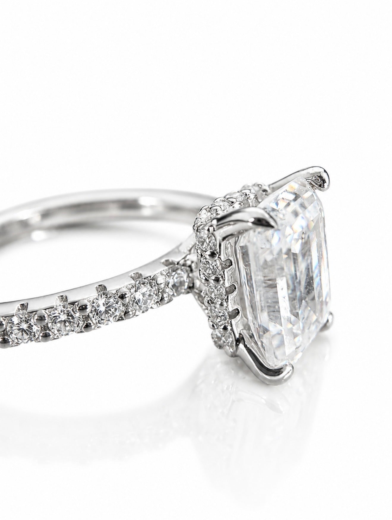 CUORE DI GHIACCIO BAGUETTE EMERALD RING – 3EX DVVS1 MOISSANITE, 925 SILVER & 18K VERMEIL