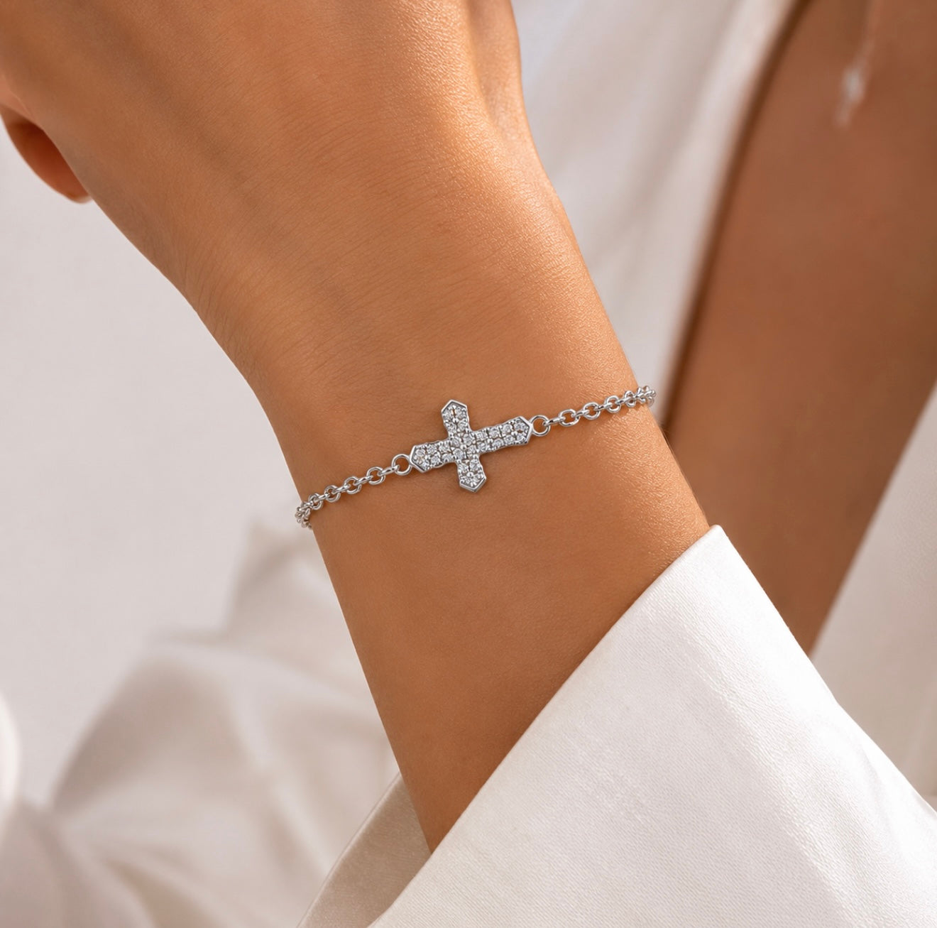 GELATI’S CROSS BRACELET IN VVS1 MOISSANITE & 925 STERLING SILVER